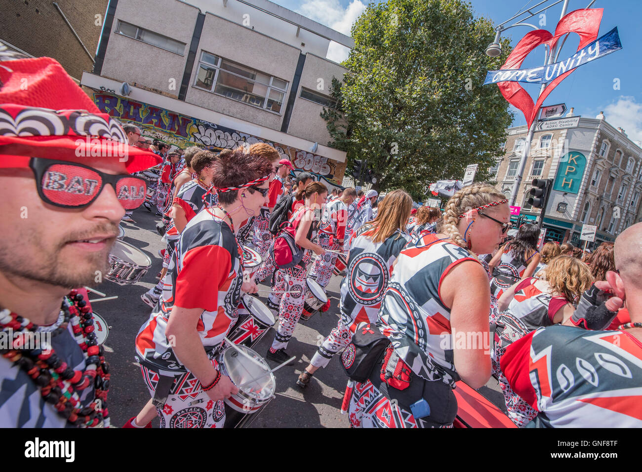 Londra, Regno Unito. Il 29 agosto, 2016. Il tamburo di Batala band dalla Francia - folle di visitatori accorrono per vedere il cinquantesimo carnevale di Notting Hill su lunedì festivo. Credito: Guy Bell/Alamy Live News Foto Stock