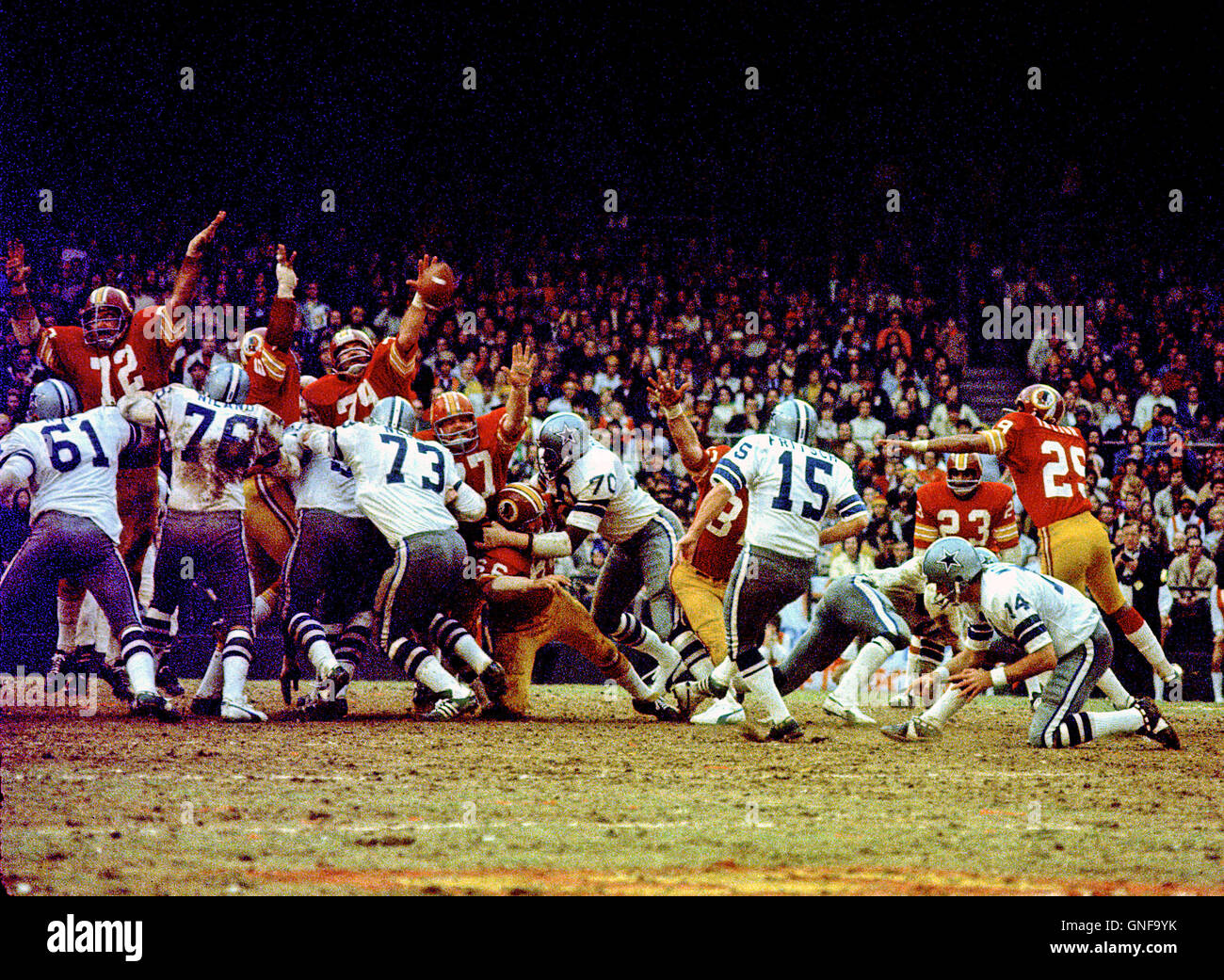 Dallas Cowboys luogo kicker Toni Frisch (15) dà dei calci a 35 yard field goal nel secondo trimestre dell'NFC partita di campionato contro il Washington Redskins al RFK Stadium di Washington il 31 dicembre 1972. I cowboys difesa includono la protezione destra Blaine Nye (61), la protezione sinistra John Niland (76), a sinistra affrontare Ralph Neely (73) e giusto affrontare Rayfield Wright (70). Azienda per la Frisch è quarterback Craig Morton (14). Redskins cercando di bloccare il kick includono difensivo giusto affrontare Diron Talbert (72), a sinistra difensivo fine Ron McDole (79), a sinistra sulla difensiva affrontare Bill Brundage (77), Middle linebacker mio Foto Stock