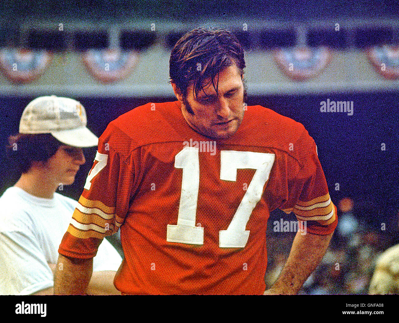 Washington Redskins quarterback Billy Kilmer (17) sugli spalti durante il NFC partita di campionato contro Dallas Cowboys a RFK Stadium di Washington il 31 dicembre 1972. Il Redskins ha vinto il gioco e il diritto di giocare nel Super Bowl VII da un punteggio di 26 - 3. Credito: Arnie Sachs/CNP - nessun filo SERVICE - Foto Stock