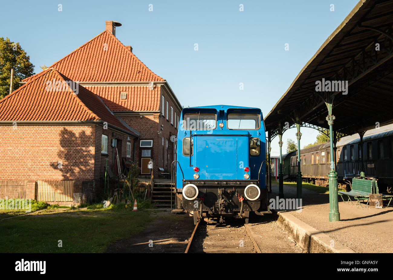 Schonberger Strand, Germania. Il 29 agosto, 2016. Una locomotiva storica e si trova presso il museo della stazione ferroviaria di Schonberger Strand, Germania, 29 agosto 2016. Il Ministro dei trasporti del Land Schleswig-Holstein, Reinhard Meyer (SPD), farà ruotare il primo spadeful di massa sul 30 agosto 2016 per il previsto il riavvio del inutilizzati lungo la linea ferroviaria tra Kiel e Schonberger Strand. Foto: Daniel Bockwoldt/dpa/Alamy Live News Foto Stock