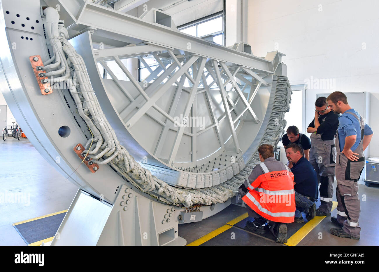 Gotha, Germania. Il 30 agosto, 2016. I dipendenti della Enercon Service Center sono addestrati per la costruzione e la manutenzione di turbine eoliche nel Gotha, Germania, 30 agosto 2016. Secondo l'Istituto delle strutture economiche Resarch (GWS), circa 150.000 persone lavorano nel settore dell'energia eolica in Germania, con 2.400 di loro in Turingia. Secondo il tedesco Wind Energy Association, ci sono circa 750 impianti a energia eolica in operazione in Turingia. Foto: MARTIN SCHUTT/dpa/Alamy Live News Foto Stock