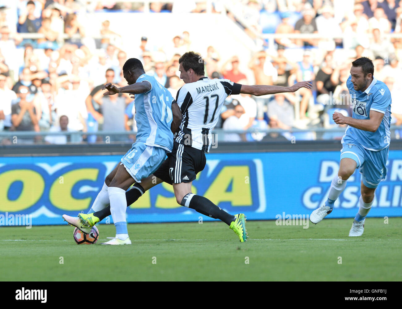 Bastos e Mario Mandzukic durante il campionato italiano di una partita di calcio tra la S.S. Lazio e F.C. La Juventus nello Stadio Olimpico di Roma, il 27 agosto 2016. Foto Stock