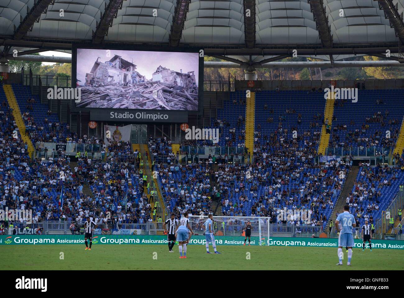 Un video dedicato alle vittime del terremoto in Italia centrale viene proiettato durante il campionato italiano di una partita di calcio tra la S.S. Lazio e F.C. La Juventus nello Stadio Olimpico di Roma, il 27 agosto 2016. Foto Stock