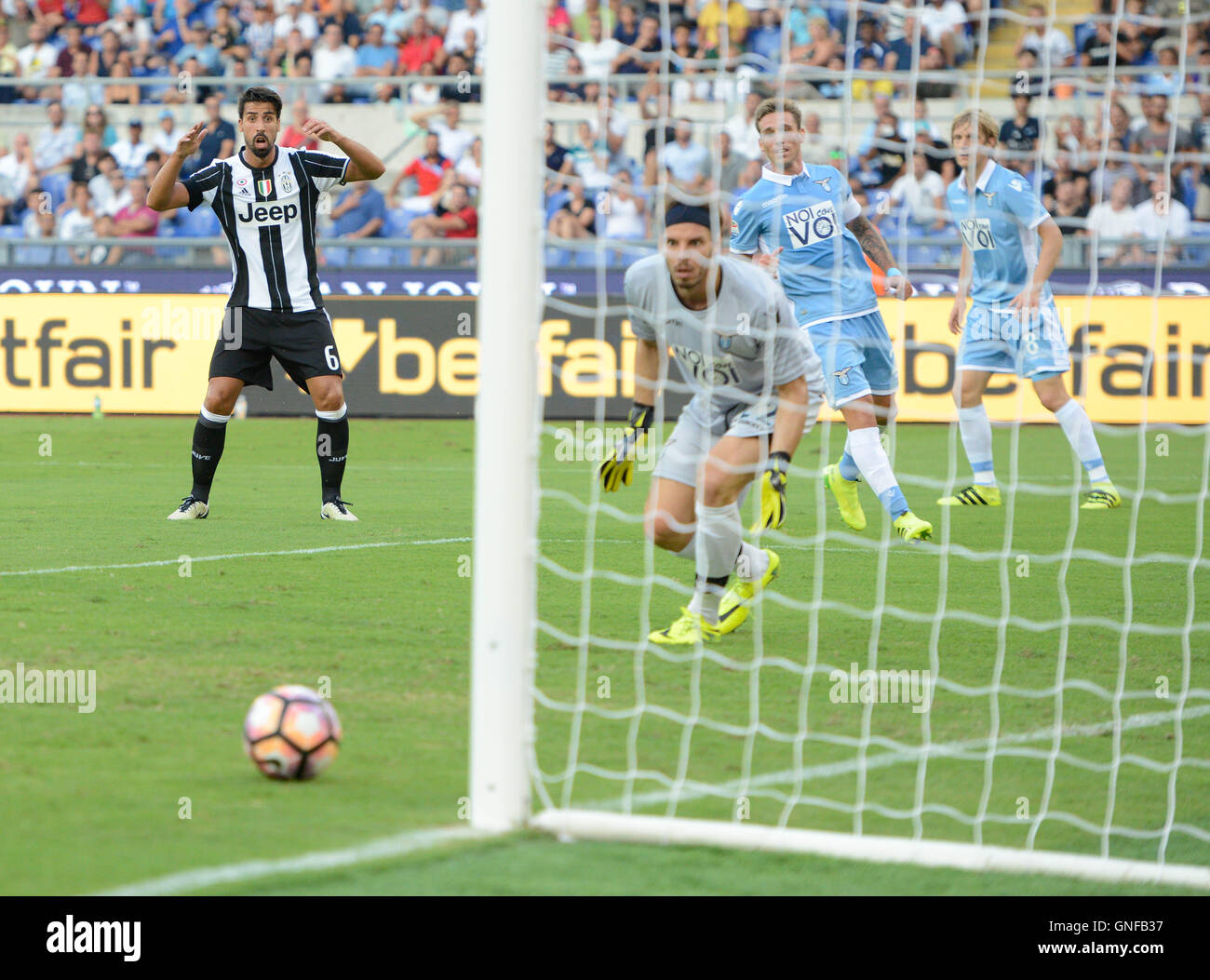 Sami Khedira durante il campionato italiano di una partita di calcio tra la S.S. Lazio e F.C. La Juventus nello Stadio Olimpico di Roma, il 27 agosto 2016. Foto Stock