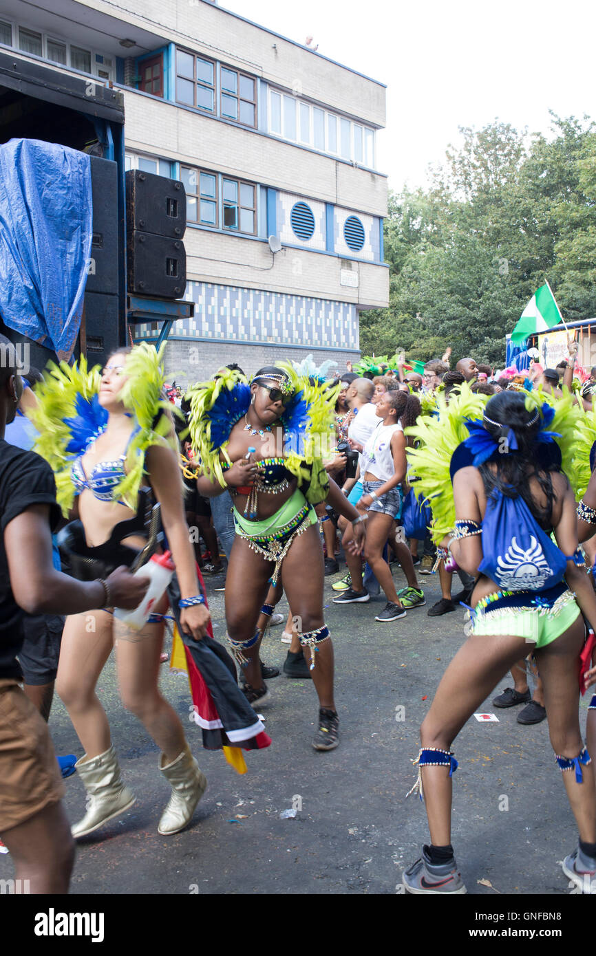 Londra, Regno Unito. 29 Agosto, 2016. Il carnevale di Notting Hill è un evento annuale che ha avuto luogo a partire dal 1966 sulle strade del quartiere di Notting Hill e il Royal Borough di Kensington e Chelsea, Londra, Inghilterra, ogni agosto oltre due giorni. Il carnevale di Notting Hill è il più grande festival di strada in Europa e ha avuto origine nel 1964 come un modo per comunità afro-caraibica per celebrare la propria cultura e le proprie tradizioni. Foto Stock