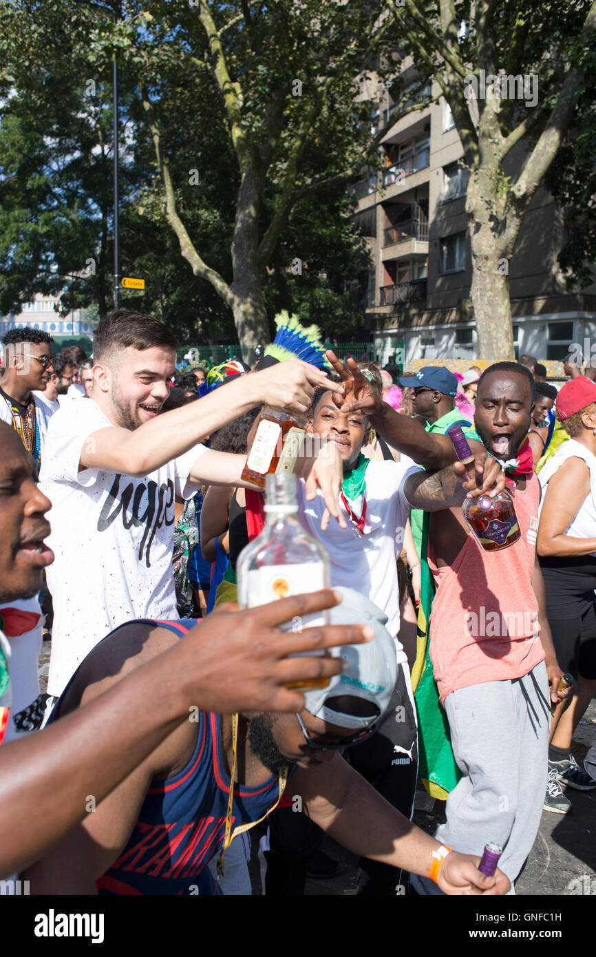 Londra, Regno Unito. 29 Agosto, 2016. Il carnevale di Notting Hill è un evento annuale che ha avuto luogo a partire dal 1966 sulle strade del quartiere di Notting Hill e il Royal Borough di Kensington e Chelsea, Londra, Inghilterra, ogni agosto oltre due giorni. Il carnevale di Notting Hill è il più grande festival di strada in Europa e ha avuto origine nel 1964 come un modo per comunità afro-caraibica per celebrare la propria cultura e le proprie tradizioni. Foto Stock