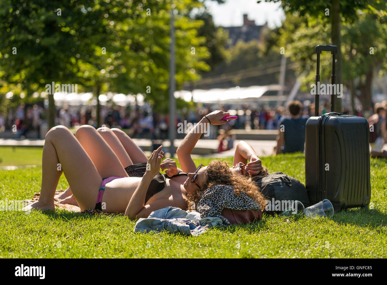 Londra, Regno Unito. Il 30 agosto, 2016. Regno Unito: Meteo londinesi godere la città ondata di caldo in Jubilee Gardens Credito: Guy Corbishley/Alamy Live News Foto Stock