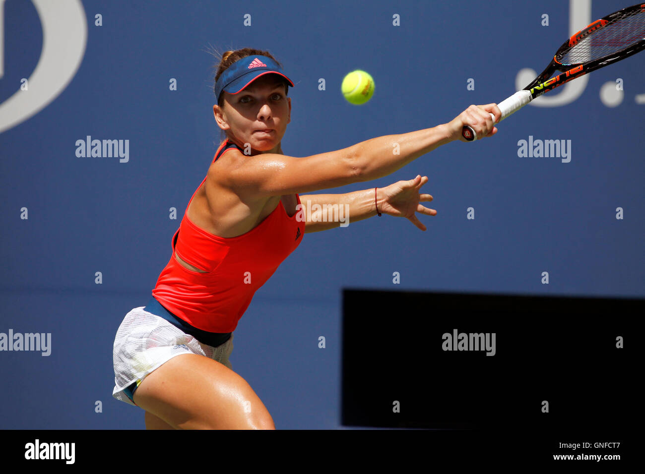 New York, Stati Uniti d'America. Il 30 agosto, 2016. Simona Halep della Romania durante il suo match di primo turno contro Kristen Flipkens del Belgio presso gli Stati Uniti Open Tennis campionati a Flushing Meadows, New York Martedì, Agosto 30th. Credito: Adam Stoltman/Alamy Live News Foto Stock