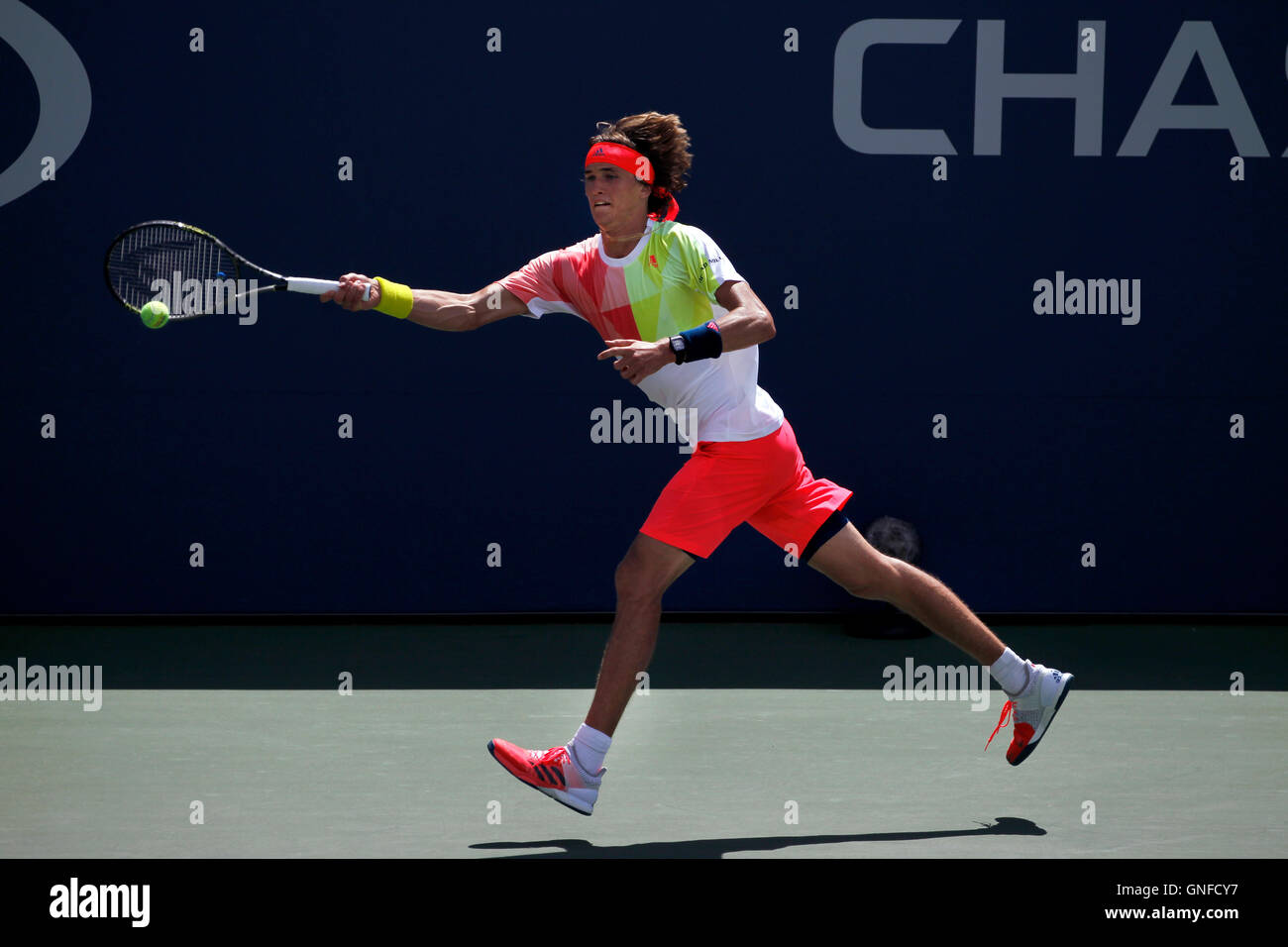 New York, Stati Uniti d'America. Il 30 agosto, 2016. Alexander Zverev della Germania durante il suo match di primo turno contro il connazionale Daniel Marche a Stati Uniti Open Tennis campionati a Flushing Meadows, New York Martedì, Agosto 30th. Credito: Adam Stoltman/Alamy Live News Foto Stock