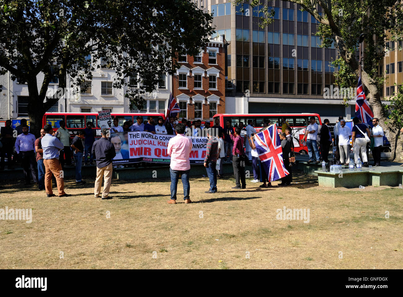 Londra, UK, 30 agosto 2016. Gli attivisti del Bangladesh dimostrano a Londra come la Corte suprema in Bangladesh sostiene gruppo Jamaat-e-Islami, il paese più grande del partito islamico il senior leader's, Mir Quasem Ali condanna a morte. Il leader è stato accusato per aver commesso crimini di guerra durante il Bangladesh 1971 Guerra di Liberazione contro il Pakistan. I dimostranti di manifestare contro la pena di morte. Credito: ZEN - Zaneta Razaite / Alamy Live News Foto Stock