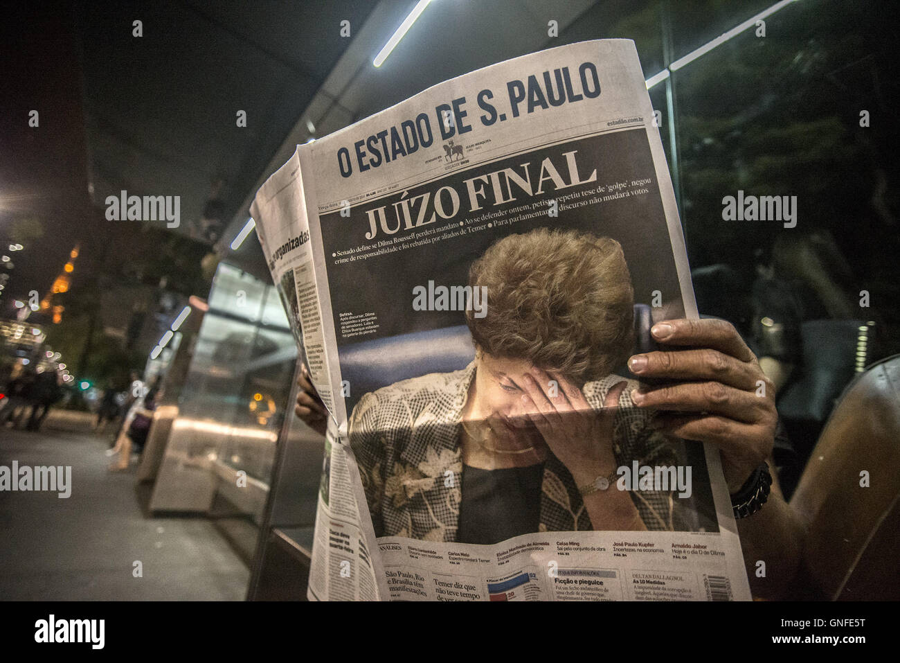 Agosto 30, 2016 - SÃƒO PAULO, SP, 30.08.2016 protesta Brasile Dilma Rousseff: uomo legge giornale con il titolo sulla copertina di Dilma Rousseff, l'ultima sentenza in Sao Paulo, Brasile sul Augustl 30, 2016.La distanza Presidente Dilma Rousseff (PT) ieri ha detto in sua difesa in Senato che se l'impeachment si materializza, il paese è sull orlo del raggiungimento di un vero e proprio golpe.'' nella sua valutazione, l'apertura del caso era dovuta a non hanno ceduto al ricatto del presidente lontano dalla Casa dei Rappresentanti, Eduardo Cunha (PMDB-RJ). '' Se mi aveva complici, non corrono il rischio di essere Foto Stock