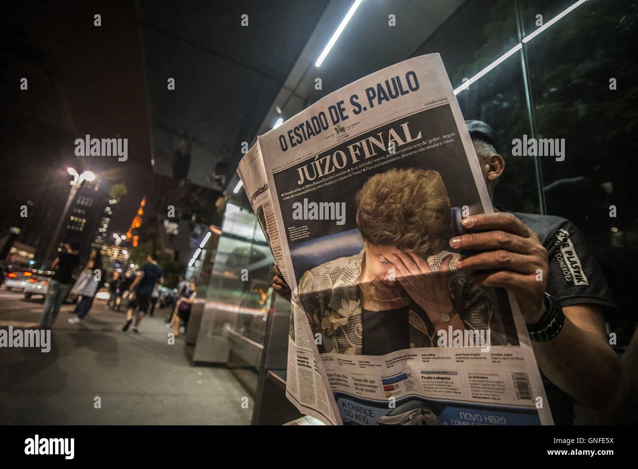 Agosto 30, 2016 - SÃƒO PAULO, SP, 30.08.2016 protesta Brasile Dilma Rousseff: uomo legge giornale con il titolo sulla copertina di Dilma Rousseff, l'ultima sentenza in Sao Paulo, Brasile sul Augustl 30, 2016.La distanza Presidente Dilma Rousseff (PT) ieri ha detto in sua difesa in Senato che se l'impeachment si materializza, il paese è sull orlo del raggiungimento di un vero e proprio golpe.'' nella sua valutazione, l'apertura del caso era dovuta a non hanno ceduto al ricatto del presidente lontano dalla Casa dei Rappresentanti, Eduardo Cunha (PMDB-RJ). '' Se mi aveva complici, non corrono il rischio di essere Foto Stock