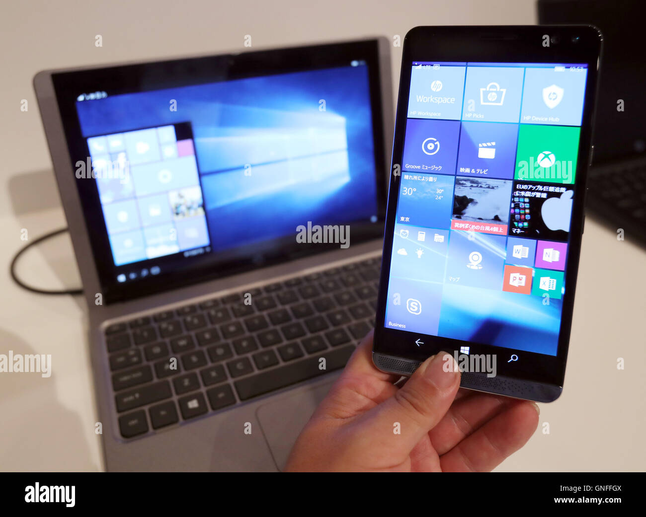 Tokyo, Giappone. 31 Agosto, 2016. Giappone HP introduce il nuovo dispositivo mobile con Windows 10 mobile OS 'HP Elite x3' a Tokyo su Mercoledì, 31 agosto 2016. Alte prestazioni dispositivo che dispone della Qualcomm processore di bocca di leone sulla sua CPU e 6 pollici display OLED, sarà in vendita in Giappone a partire dal mese prossimo. © Yoshio Tsunoda/AFLO/Alamy Live News Foto Stock