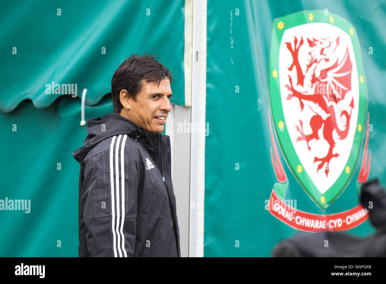 Il Galles football manager Chris Coleman arriva alla formazione, davanti al suo team di Coppa del mondo di gioco di qualificazione contro la Moldavia. Foto Stock Il Galles football manager Chris Coleman arriva alla formazione, davanti al suo team di Coppa del mondo di gioco di qualificazione contro la Moldavia. Foto Stock