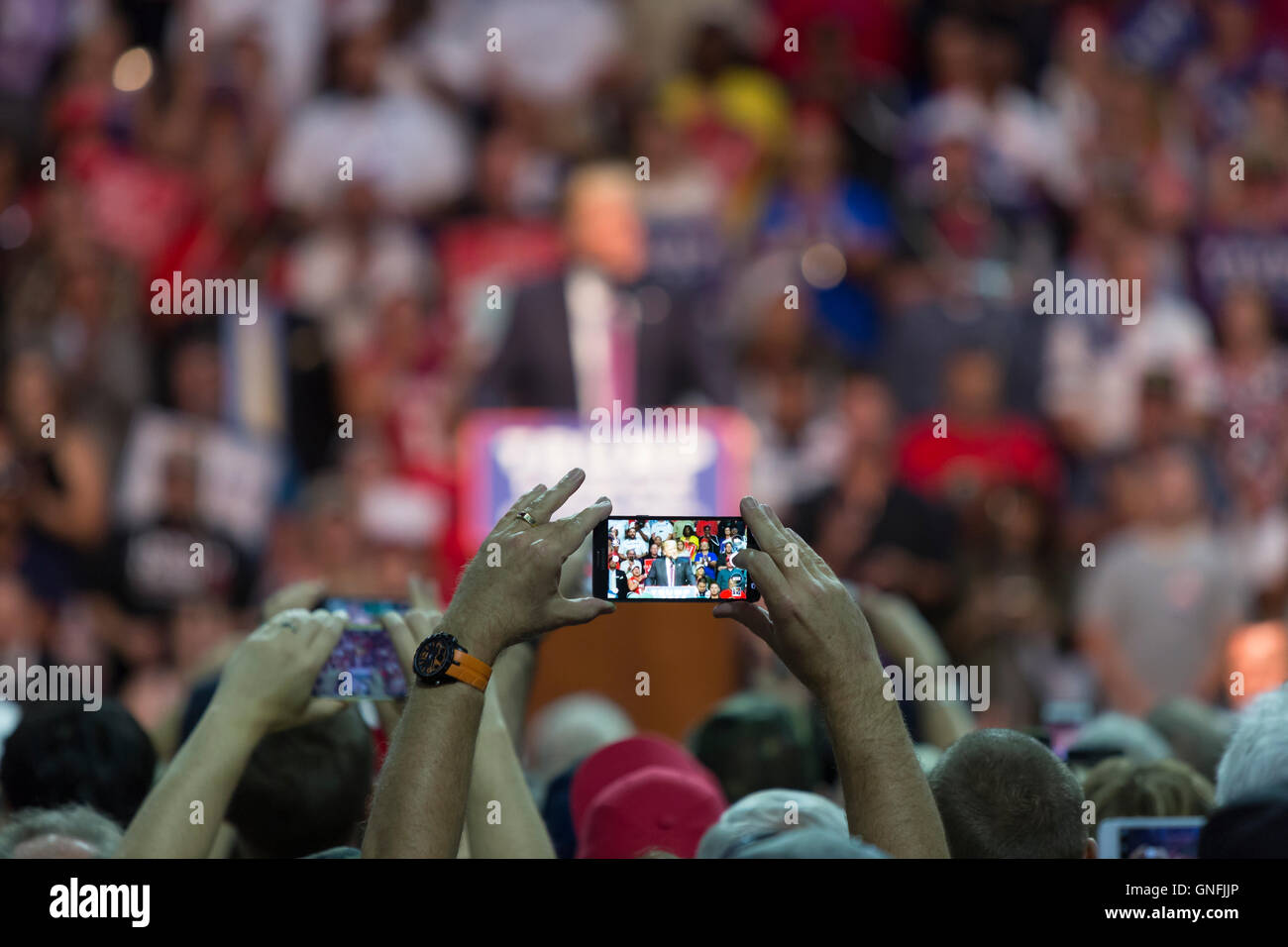 Everett, Washington, Stati Uniti d'America. Il 30 agosto, 2016. I sostenitori di scattare foto come Trump parla al suo rally presidenziale a Xfinity Arena. Egli è il candidato del partito repubblicano per il 2016 elezioni presidenziali. Credito: Paolo Gordon/Alamy Live News Foto Stock