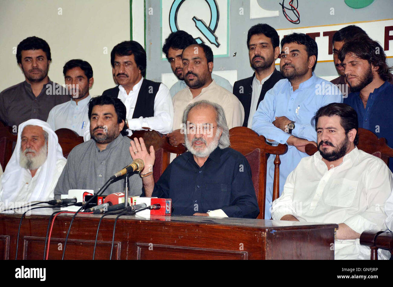 Tehreek-e-Insaf (PTI) leader, Nawabzada Humayun Jogezai indirizzi alla media delle persone durante la conferenza stampa a Quetta press club Mercoledì, 31 agosto 2016. Foto Stock