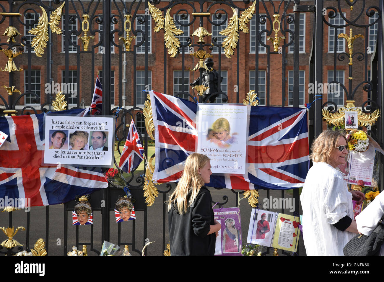 Il Palazzo di Kensington, London, Regno Unito. Il 31 agosto, 2016. La principessa Diana anniversario fiori e omaggi al di fuori del Palazzo di Kensington Foto Stock