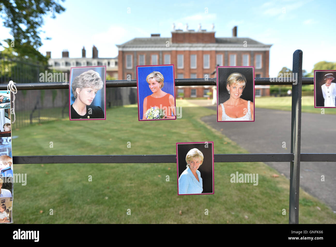 Il Palazzo di Kensington, London, Regno Unito. Il 31 agosto, 2016. La principessa Diana anniversario fiori e omaggi al di fuori del Palazzo di Kensington Foto Stock