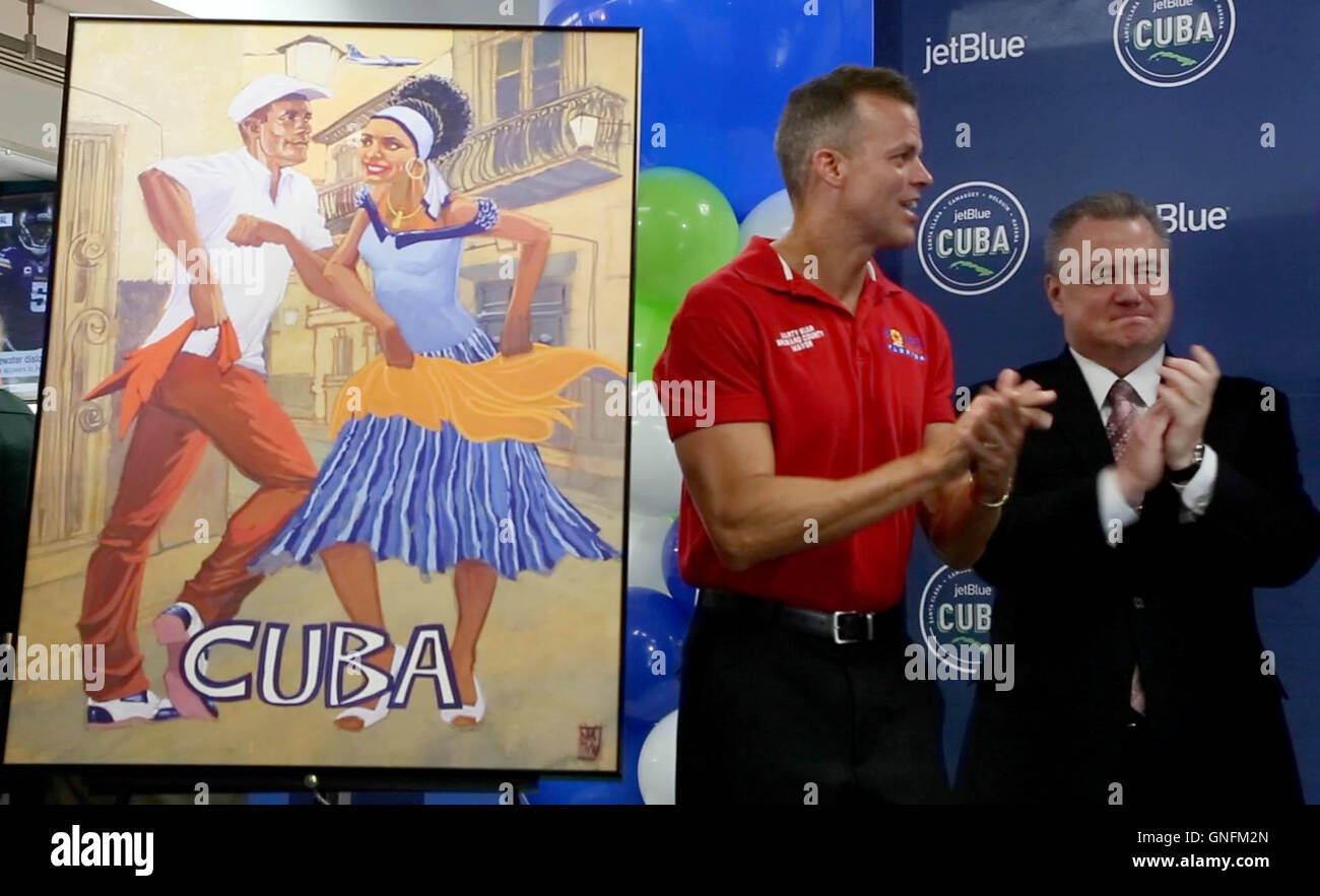 Fort Lauderdale, Florida, Stati Uniti d'America. 31 Agosto, 2016. Marty Kiar, Broward County mayor e Mark Gale, Direttore di aviazione a Fort Lauderdale-Hollywood Aeroporto Internazionale di frequentare la celebrazione del primo volo commerciale di Cuba in oltre cinquanta anni a Fort Lauderdale-Hollywood Aeroporto Internazionale in Agosto 31, 2016. © Allen Eyestone/Palm Beach post/ZUMA filo/Alamy Live News Foto Stock