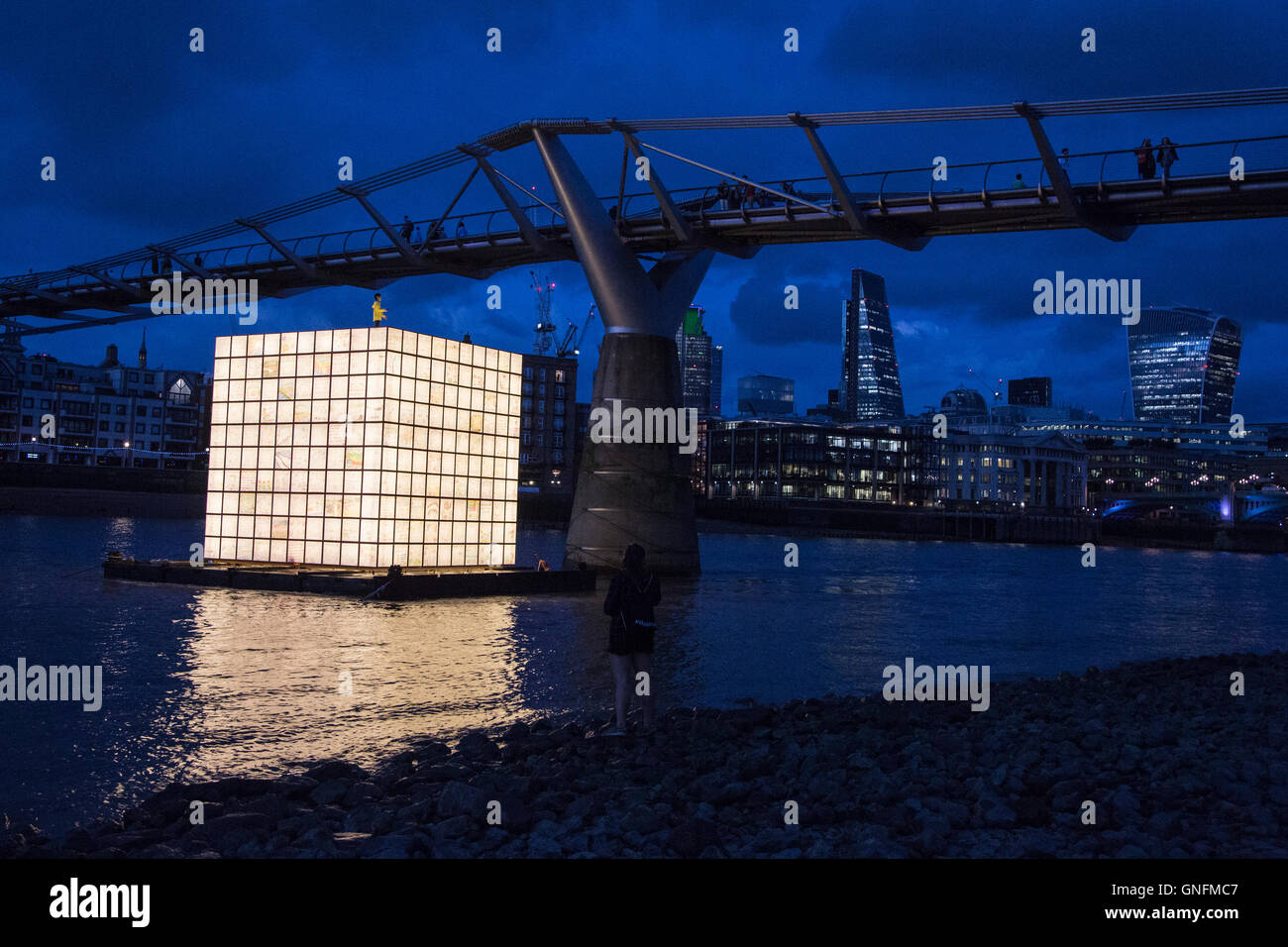 Londra, Regno Unito. Il 31 agosto 2016. Sogni galleggianti è un illuminato, in larga scala installazione galleggiante da Ik-Joong Kang, uno di Corea del Sud i più celebri artisti. Esso raffigura le memorie degli sfollati coreani e le chiamate per la riunificazione della Corea del Nord e Corea del Sud. Ik-Joong Kang la scultura è parte di totalmente Thames Festival e si trova nel fiume Tamigi dal Millennium Bridge e illuminate dall'interno dalle ore 19.30 dal 1 al 30 settembre 2016. Credito: Bettina Strenske/Alamy Live News Foto Stock