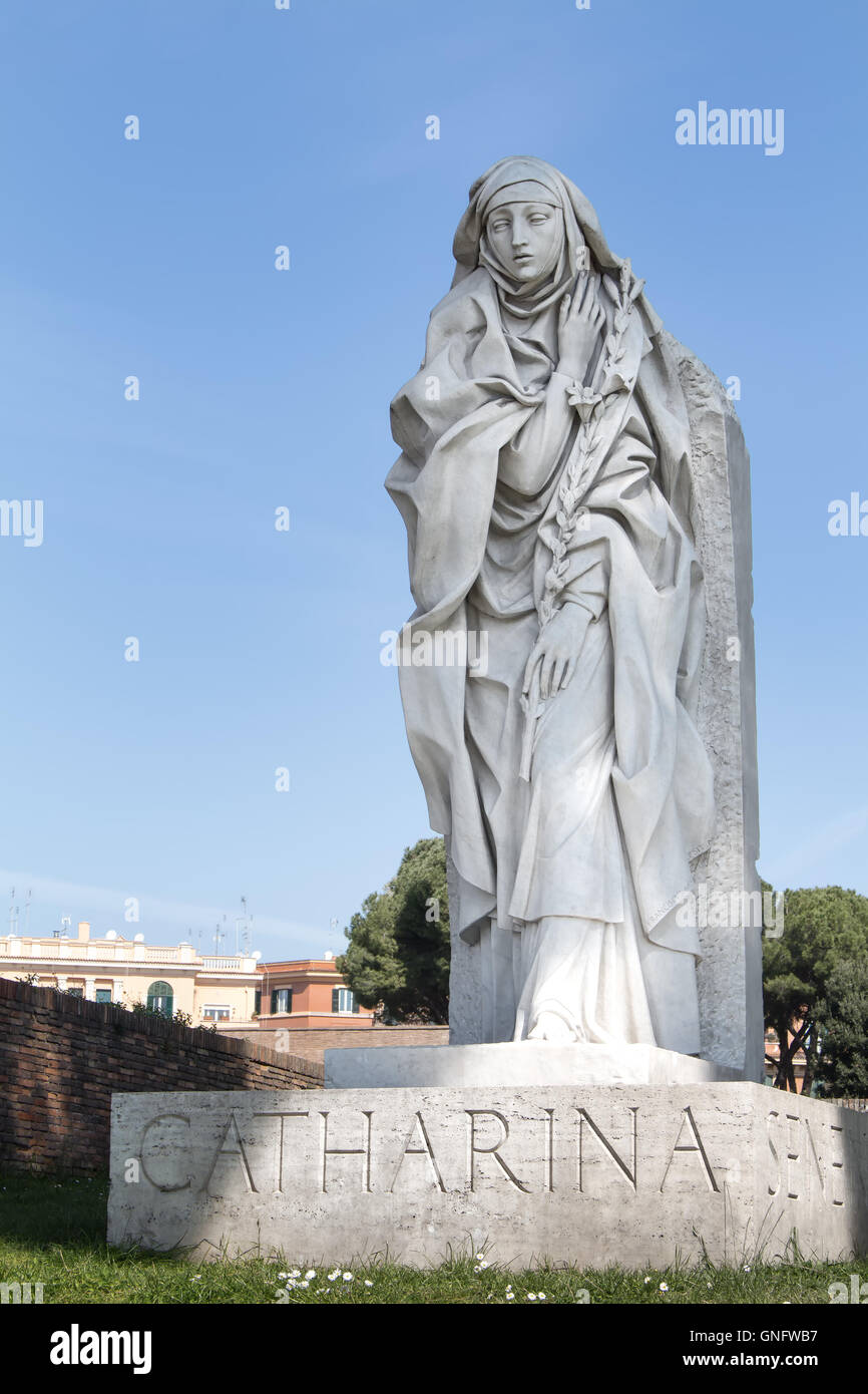 Statua di Catharina in italiano Roma. Gli edifici in background. La luce blu del cielo. Foto Stock