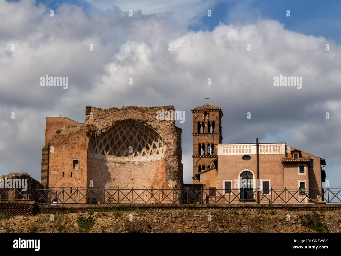 Antica architettura romana con un cielo nuvoloso in background. Foto Stock