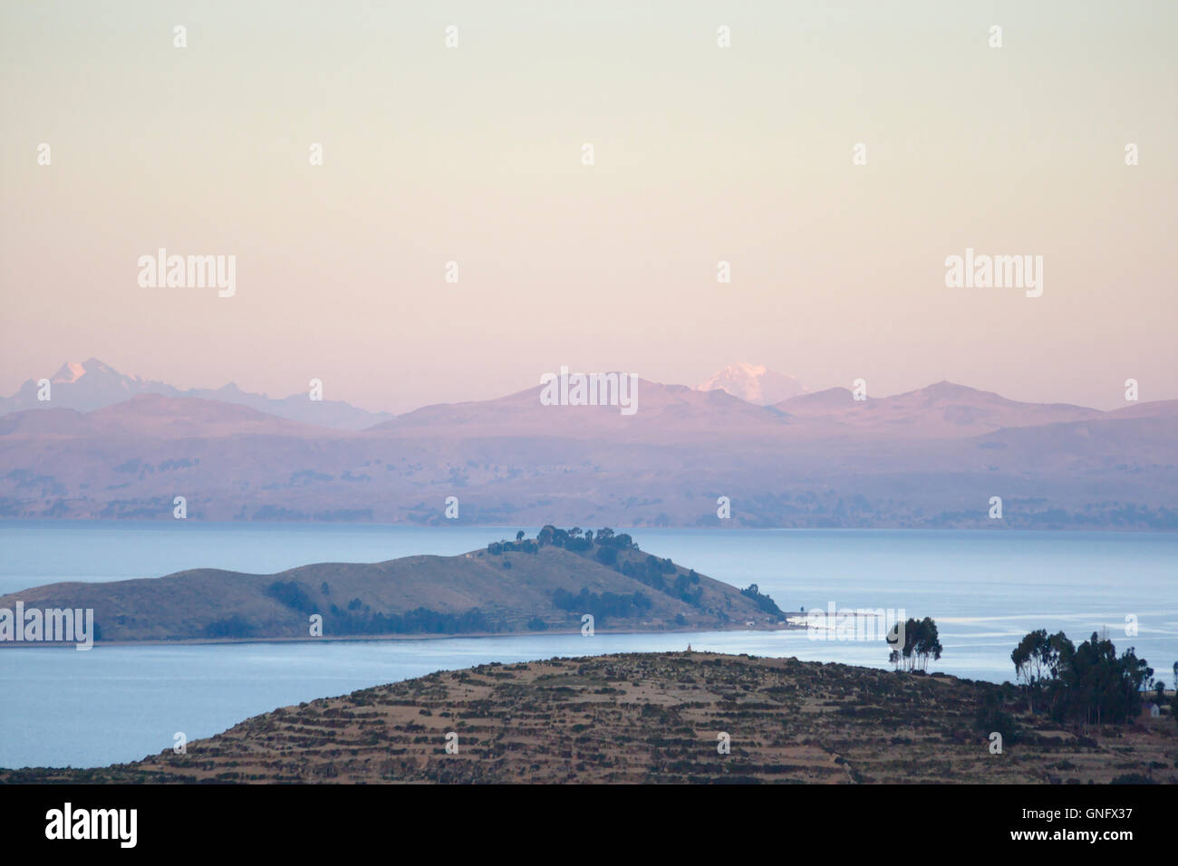 Il lago Titicaca e isola di Isla de la Luna da Isla del Sol, tramonto, Bolivia Foto Stock