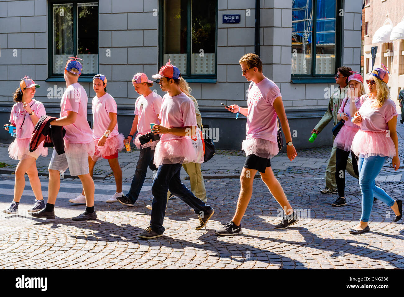 Lund, Svezia - 24 agosto 2016: il gruppo dei giovani adulti, probabilmente gli studenti, a piedi da indossare magliette di colore rosa e berretti con Propel Foto Stock