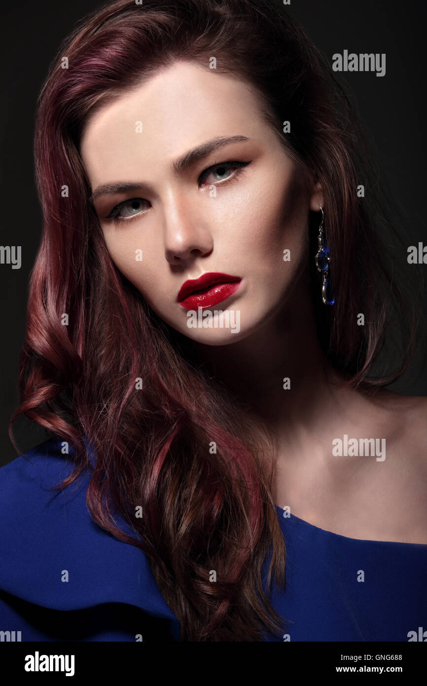 Ritratto di una donna di close-up. Labbra rosse. Trucco luminoso. Foto Stock