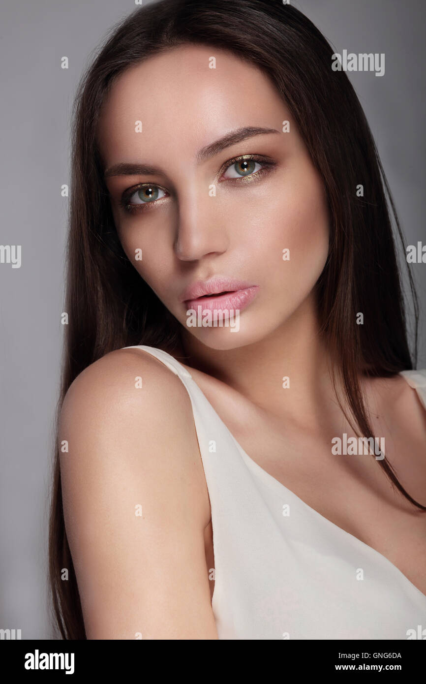Make-up & cosmetics. Ritratto di donna bella faccia del modello con la pelle pulita, pieno lucida labbra. Foto Stock