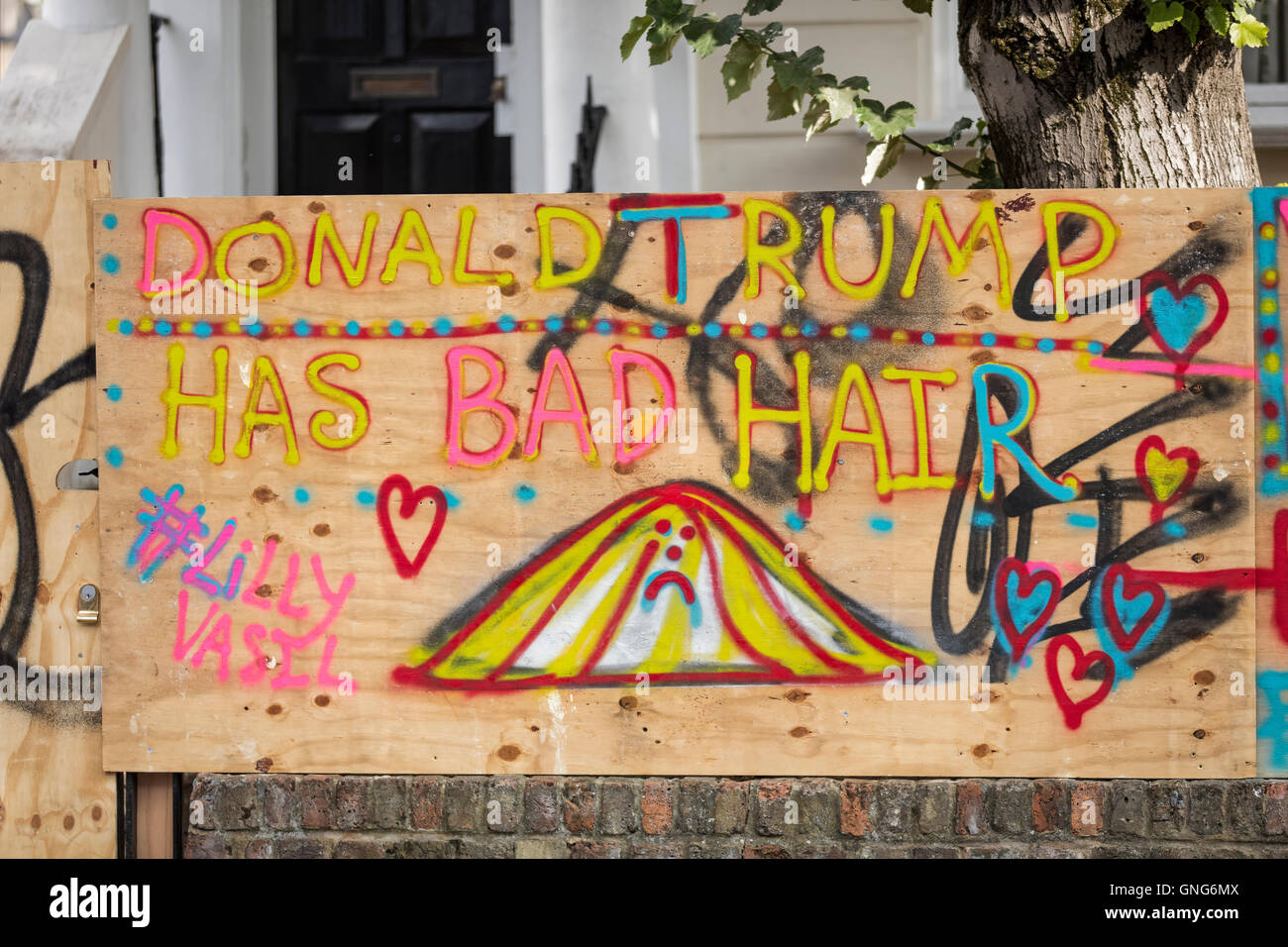 Anti Donald Trump graffiti su una tavola di legno dal lato della strada alla Notting Hill srteet carnevale nella zona ovest di Londra Foto Stock