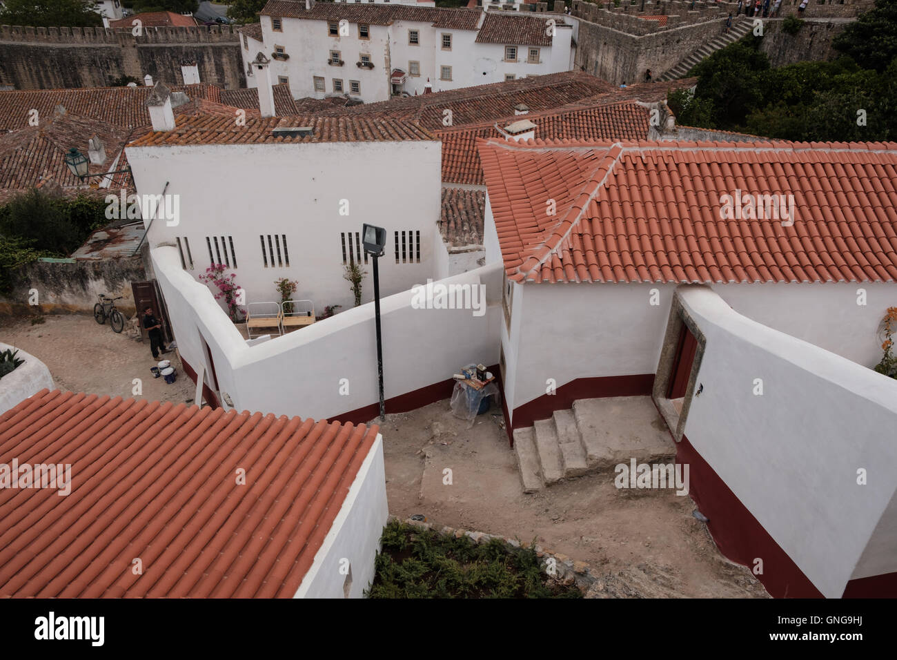 In piastrelle tradizionali tetti del borgo medioevale di Obidos, Portogallo. Foto Stock