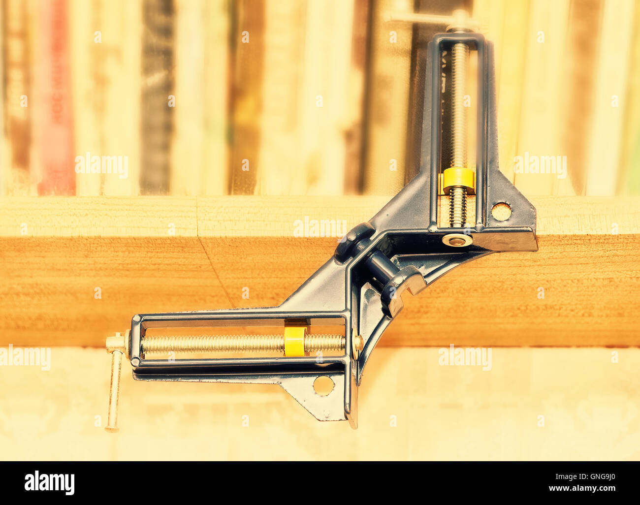 Metallo e legno in casa una morsa su scaffale Foto Stock