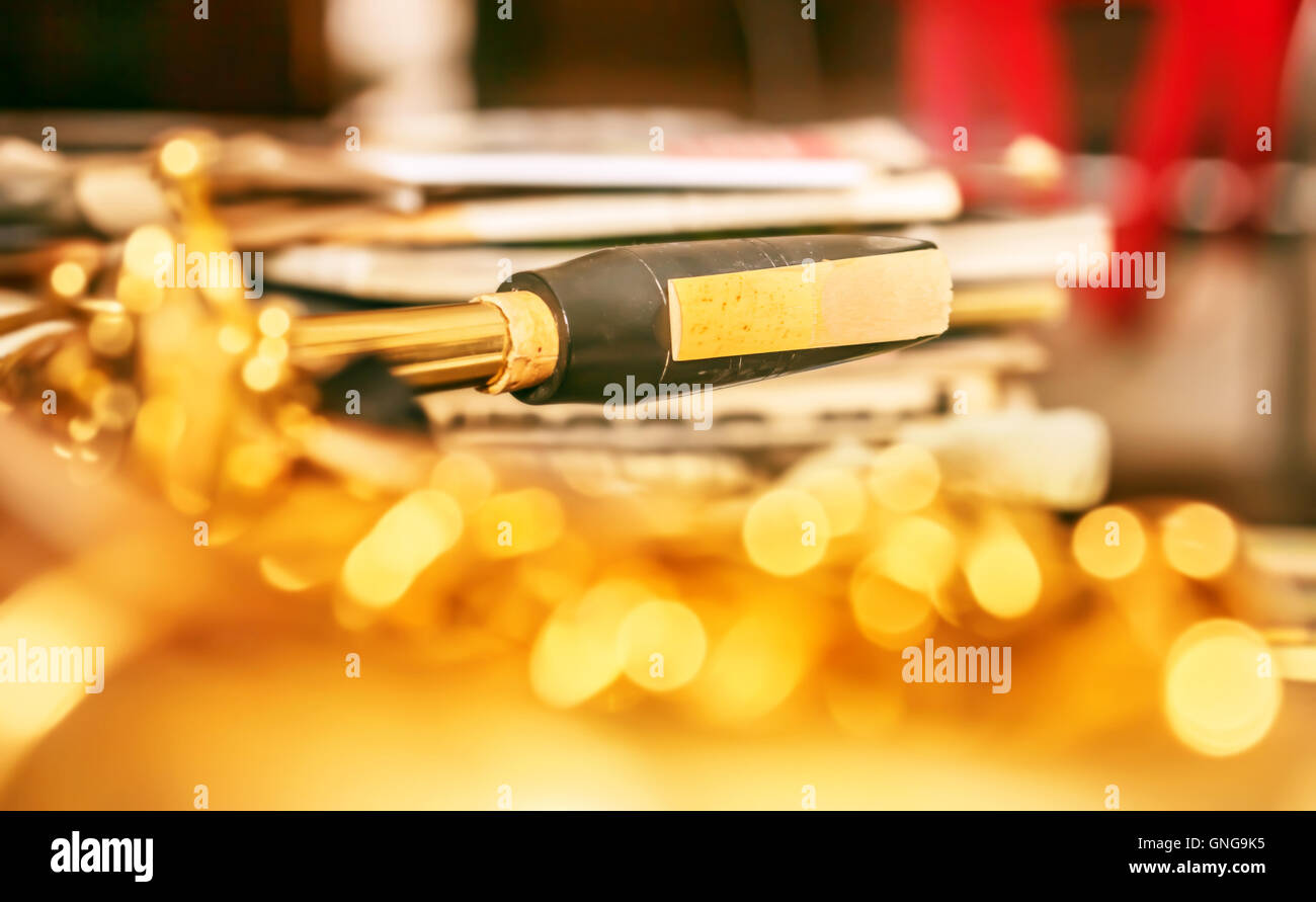 Dettaglio del sax boccaglio in bright sfondo dorato Foto Stock