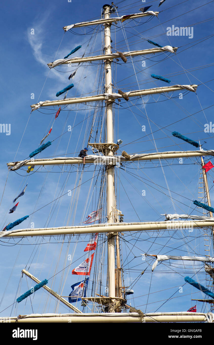 Un marinaio nella manipolazione del Dar Mlodziezy nave durante il Mare del Nord TALL SHIPS REGATTA a Blyth nel Northumberland, Inghilterra. Foto Stock