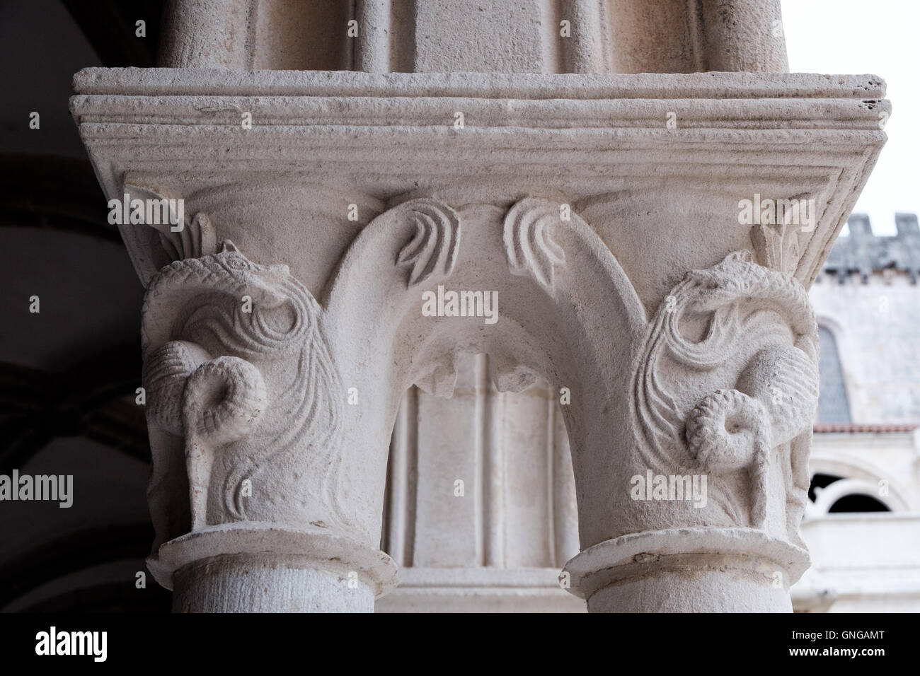 Colonne decorate con motivi zoomorfi nei chiostri al Monastero di Alcobaça, Portogallo Foto Stock