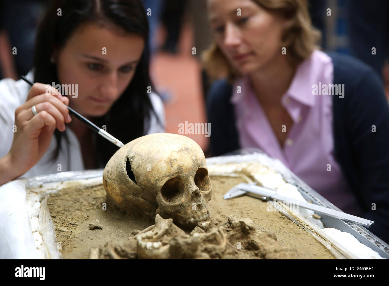 La ragazza lo scheletro di un bambino la sua tomba a partire dal VII secolo, 2014 Foto Stock