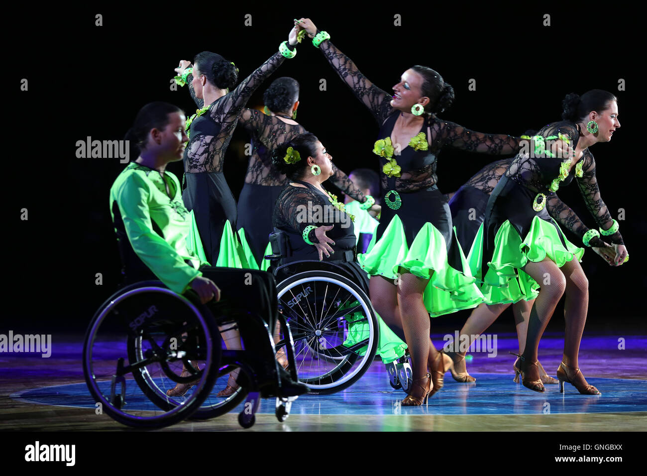 Ballerini su sedia a rotelle immagini e fotografie stock ad alta  risoluzione - Alamy