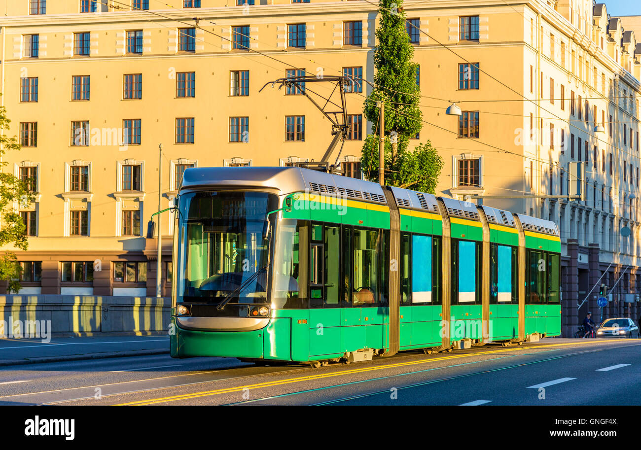 Il tram sul lungo ponte di Helsinki - Finlandia Foto Stock