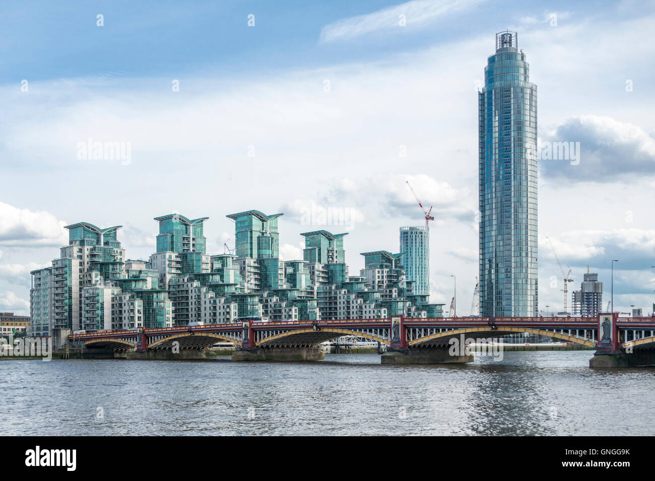 St George Wharf & la torre sulla riva sud del Tamigi, London, Regno Unito Foto Stock