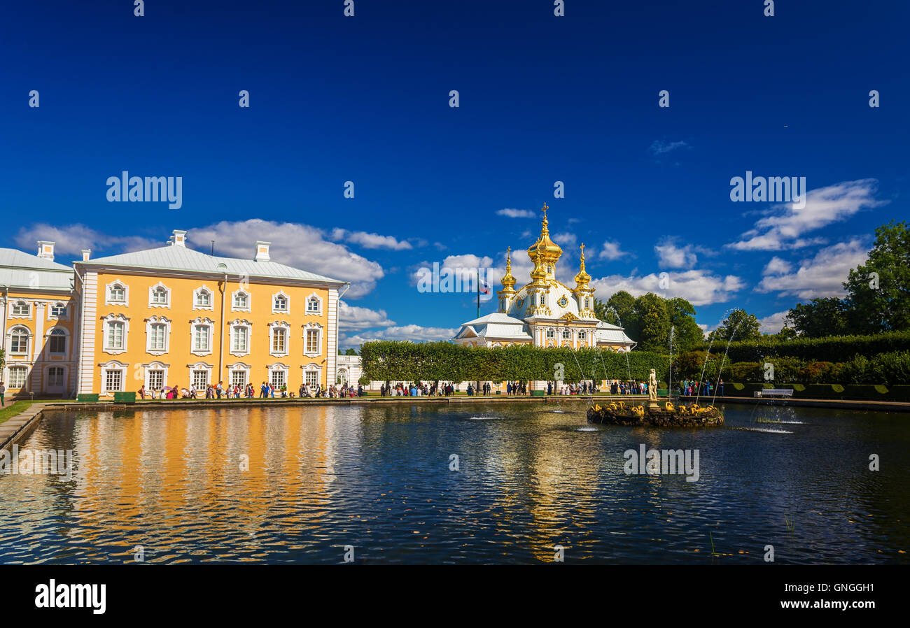 Orientale dello stagno quadrato con fontana a Peterhof - Russia Foto Stock