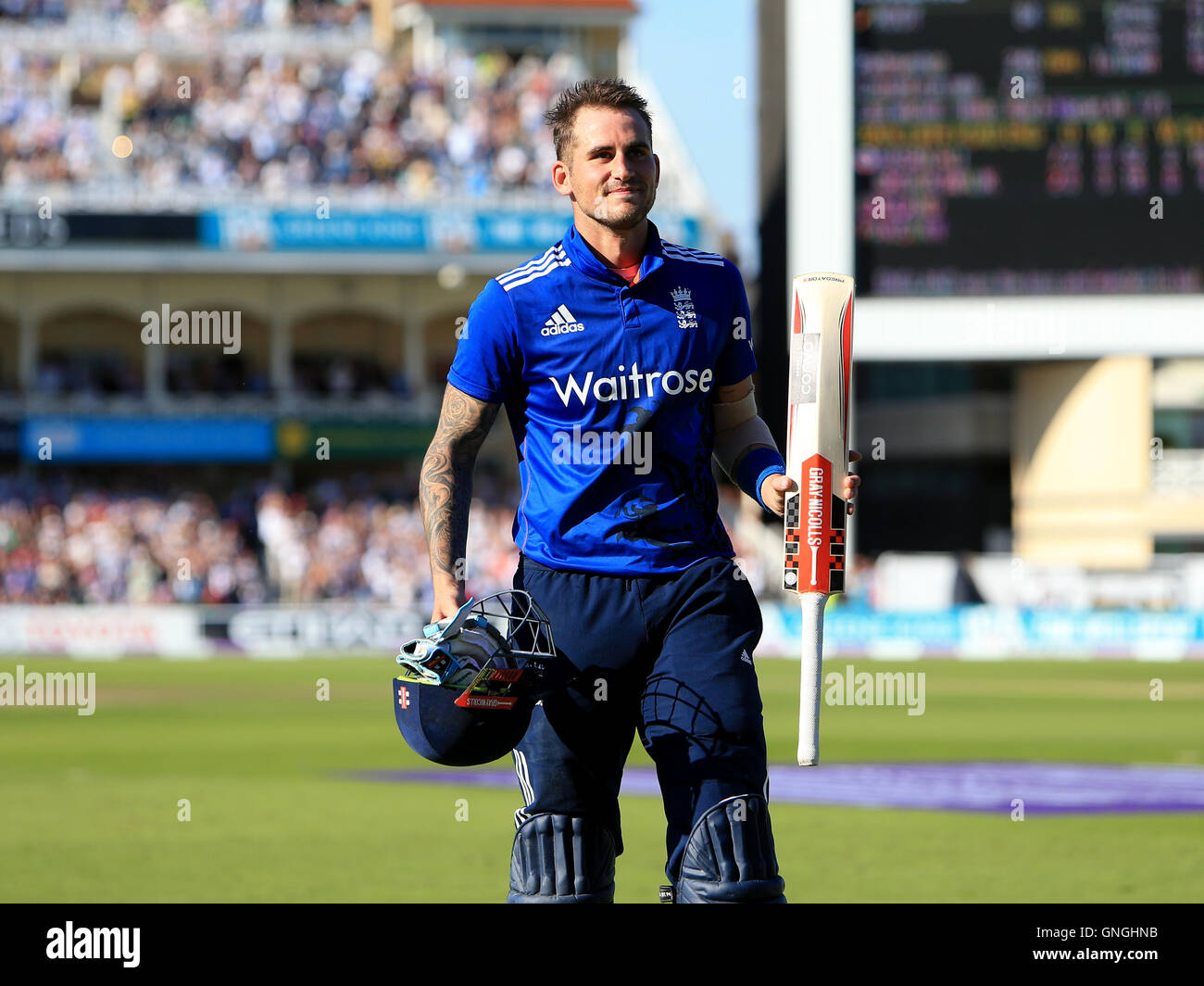 L'Inghilterra del Alex Hales lascia il campo dopo per uscire dopo batting 171 durante la terza giornata internazionale a Trent Bridge, Nottingham. Foto Stock