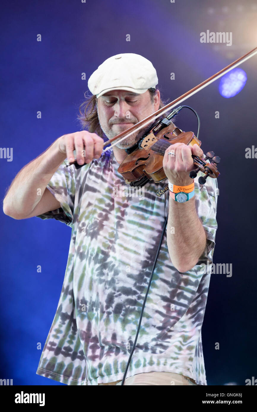 John Wheeler di Hayseed Dixie effettuando in corrispondenza di Fairport Cropredy della convenzione, Banbury, Inghilterra, Regno Unito. Agosto 11, 2016 Foto Stock