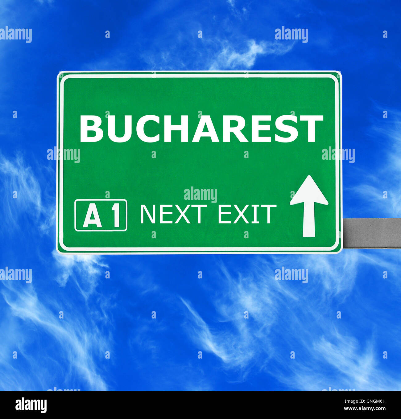 Bucarest cartello stradale contro il cielo blu chiaro Foto Stock