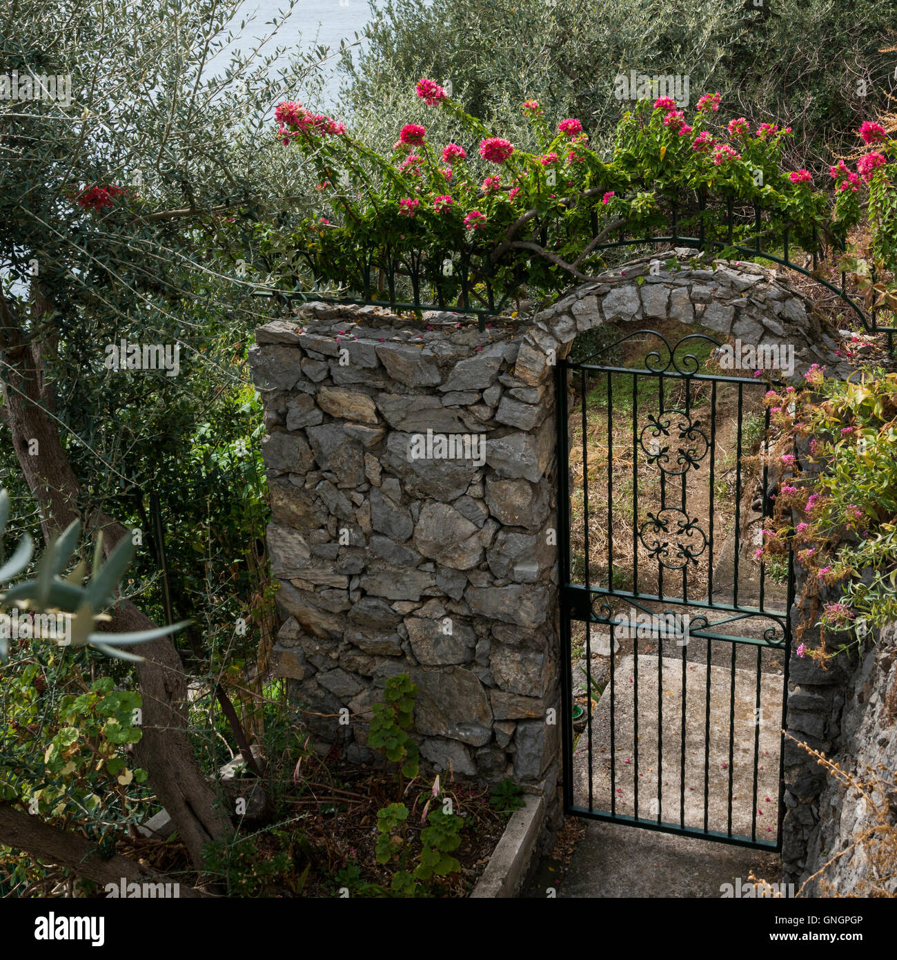 Cancello in un parco, Praiano, Amalfi, Salerno, Campania, Italia Foto Stock