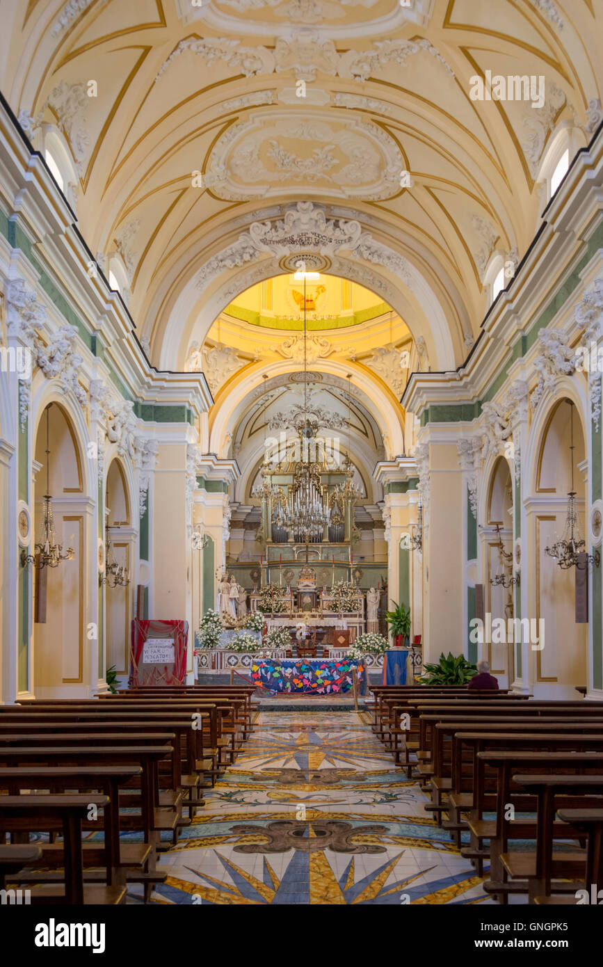 Gli interni di una chiesa, Praiano, Amalfi, Salerno, Campania, Italia Foto Stock