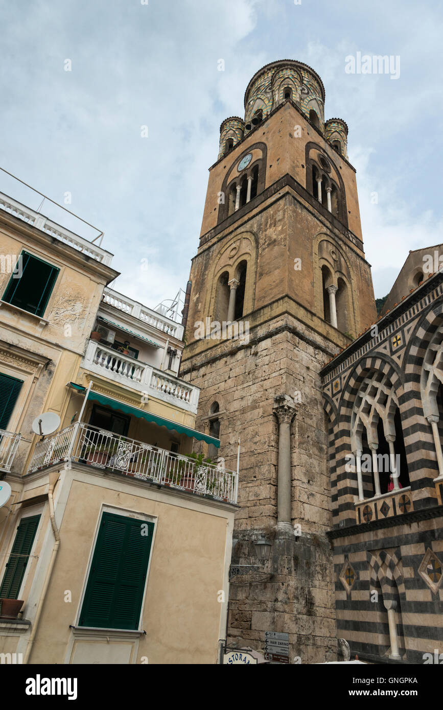 Basso angolo vista della Cattedrale di Amalfi, Amalfi e la Costiera Amalfitana - Salerno, Campania, Italia Foto Stock