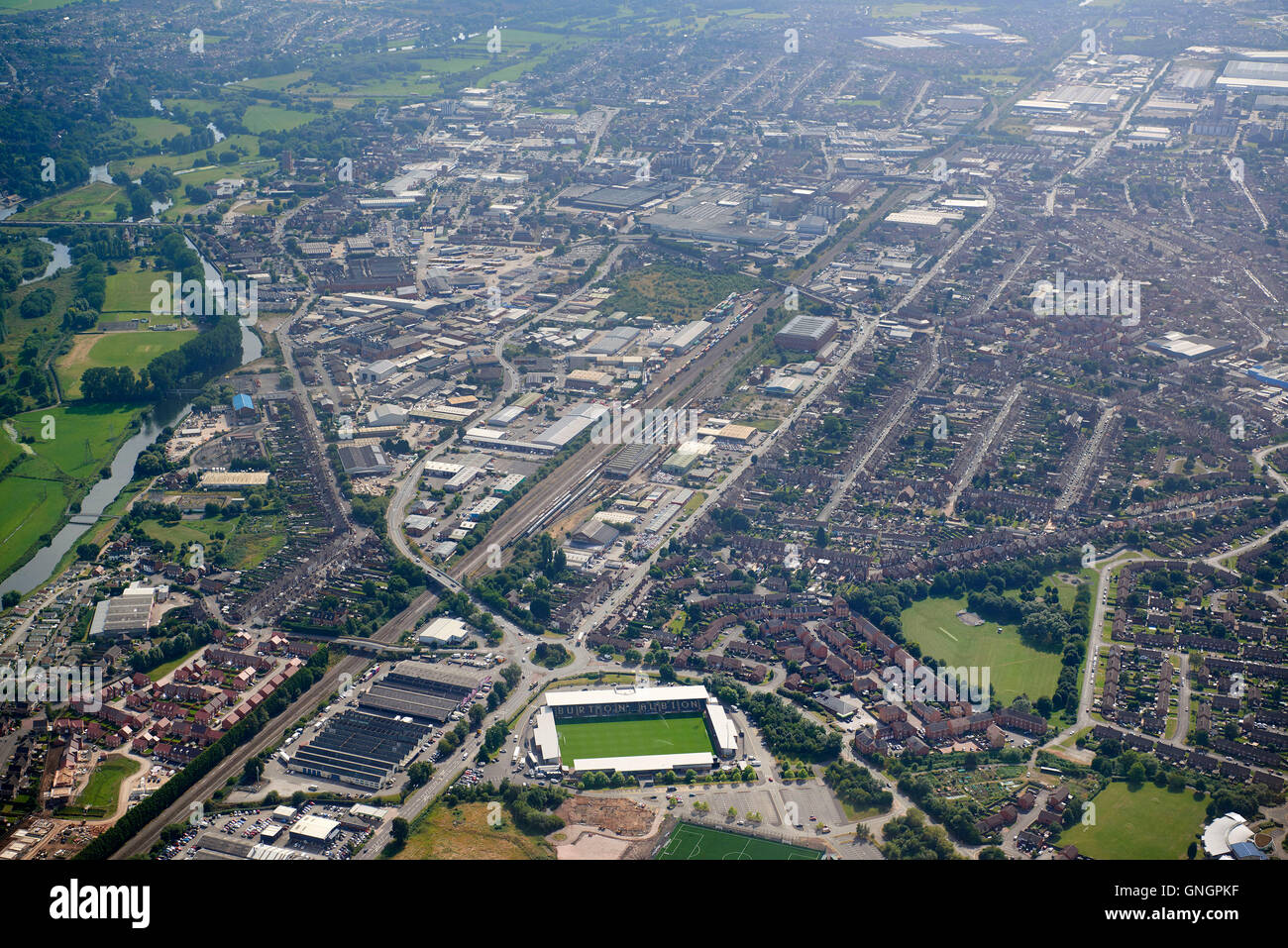 Una veduta aerea di Burton upon Trent, East Midlands, Regno Unito. Campo da calcio in primo piano Foto Stock