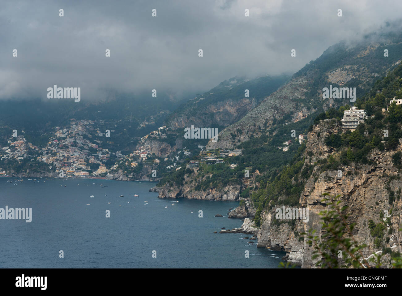 Vista di una città a costa, Praiano, Amalfi, Salerno, Campania, Italia Foto Stock