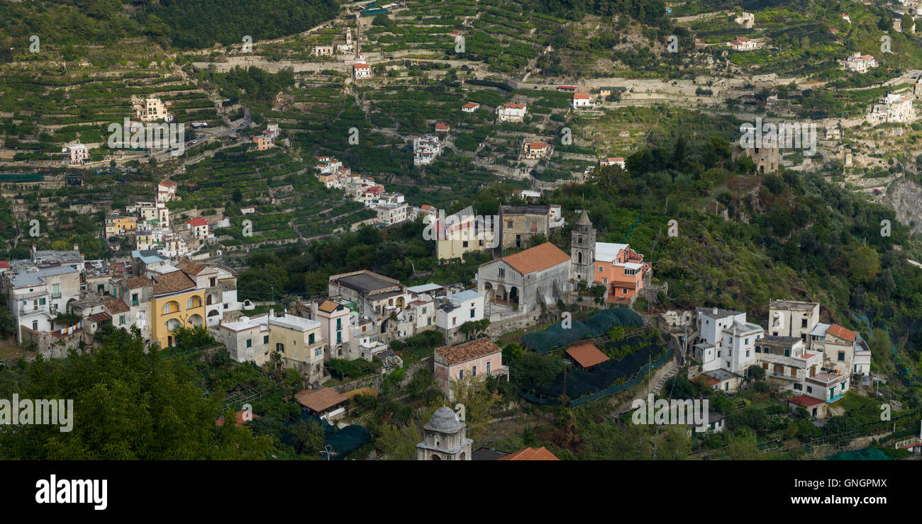 Vista in elevazione degli edifici in una città, Ravello, Amalfi, Salerno, Campania, Italia Foto Stock